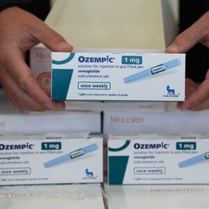 ozempic-1-mg-online-kaufen-1-x-3-ml-pen. Der 1-mg-Pen ist mit einem türkisfarbenen Etikett gekennzeichnet und enthält vier Dosen.